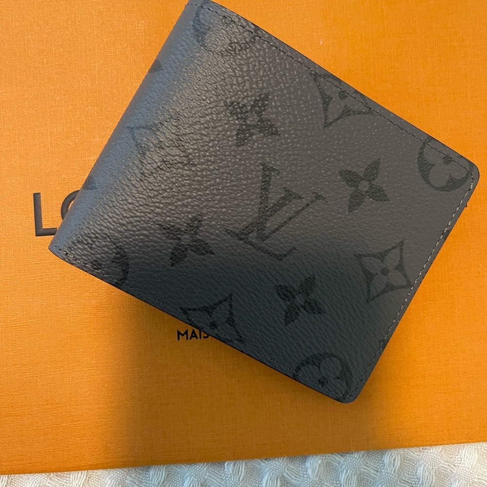 Brand new men’s LV slender wallet